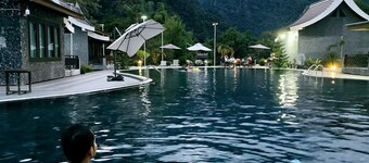 赛茉恩河畔度假村和餐厅