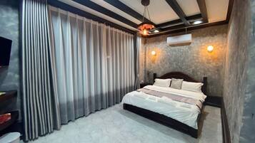 Deluxe Room Mountain View | 1 bedroom, desk, bed sheets