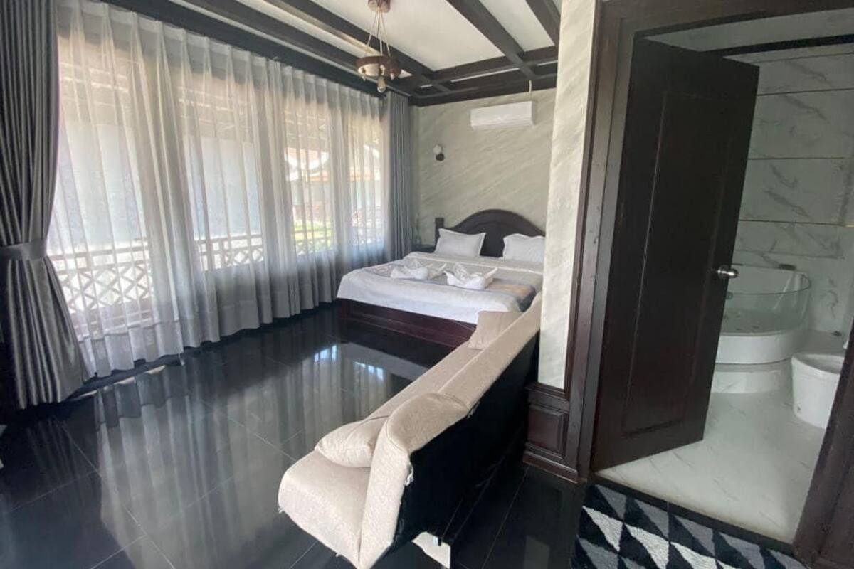 Superior Room River View (Jacuzzi) | Skrivbord och sängkläder