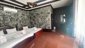 Kamar Triple Deluks | Meja kerja dan seprai linen