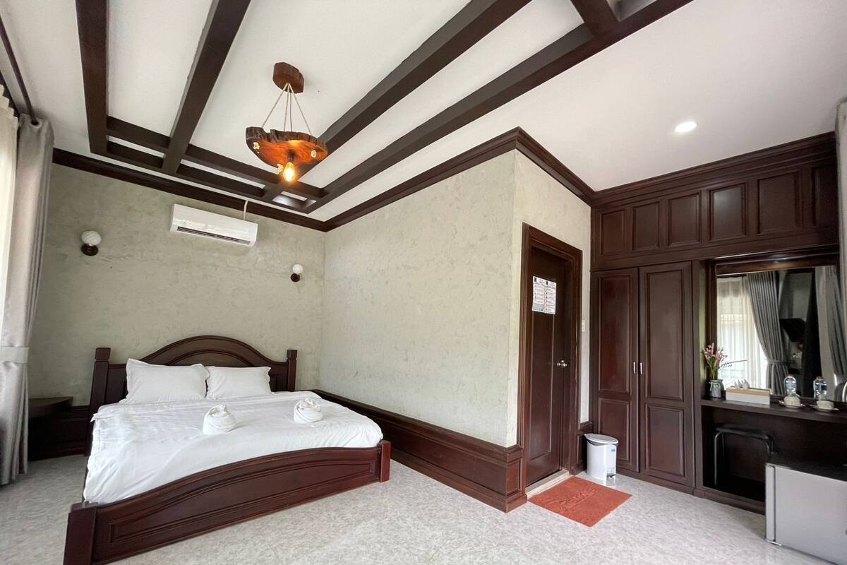 Superior Room River View (Jacuzzi) | 办公桌、床单