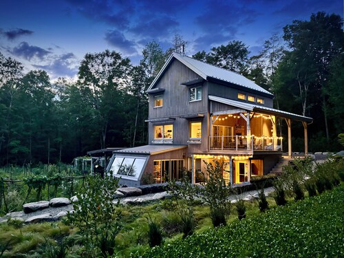 Scandinavian 2-Storey Chalet at the Foot of Mt. Shefford