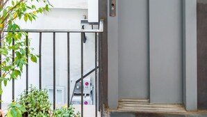 Egy modern lift, fémhatású felülettel, üvegajtóval és egy kis kezelőpanellel.