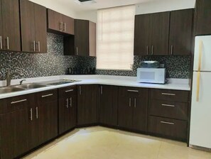 Kühlschrank, Mikrowelle, Herdplatte, Wasserkocher mit Kaffee-/Teezubehör