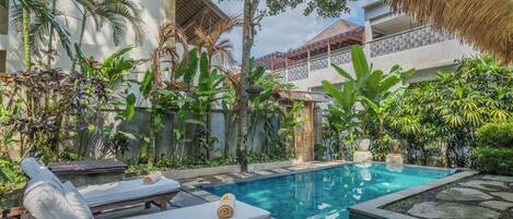 Villa, 2 habitaciones, vistas a la piscina | Caja fuerte, escritorio, wifi gratis y ropa de cama