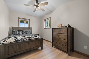 2 bedrooms, iron/ironing board, free WiFi, bed sheets - Brand New Country Rustic Barn-R&R At It's Finest! Madison Area (Cottage Grove)