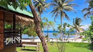 A wooden structure with a thatched roof, a bench, and a view of the beach and ocean. - Sense Asia Beach Resort (Ko Pha-ngan)