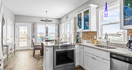 2nd-row duplex with ocean views, decks, & W/D - walk to beach/pier