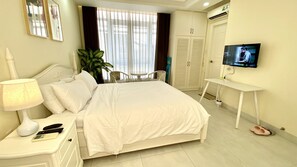 Condo clásico, 1 cama Queen size, vista al patio | 1 habitación, tabla de planchar con plancha y wifi gratis 