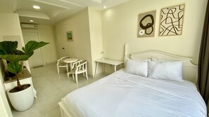Deluxe Condo, 1 Queen Bed, City View | Living area