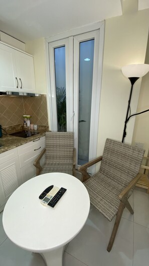 Condo clásico, 1 cama Queen size, vista al patio | Área de sala de estar