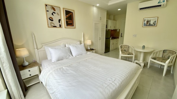 Deluxe Condo, 1 Queen Bed, City View | Living area