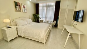 Classic Condo, 1 Queen Bed, Courtyard View