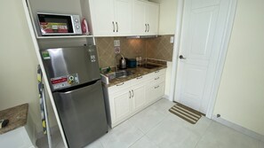 Deluxe Condo, 1 Queen Bed, City View | Private kitchen