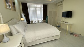 Condo clásico, 1 cama Queen size, vista al patio | 1 habitación, tabla de planchar con plancha y wifi gratis 