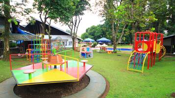 Área de juegos infantiles al aire libre