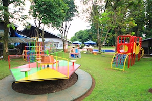 Área de juegos infantiles al aire libre