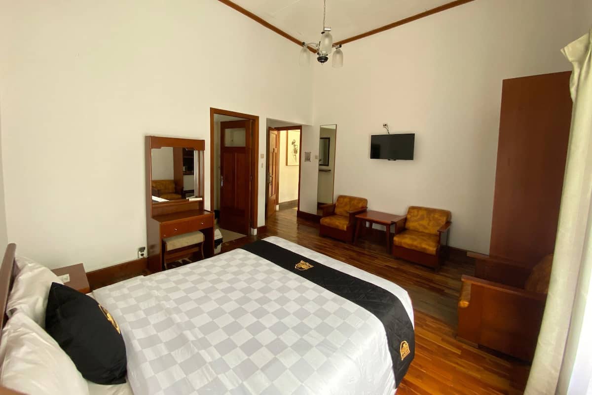 Executive Room, 1 Queen Bed | Free WiFi, bed sheets