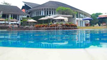 3 albercas al aire libre