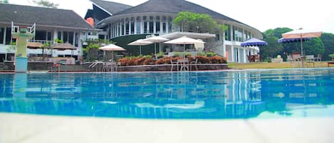 3 piscines extérieures