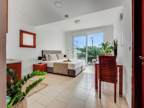 Interior - Sanders Seaview - Lovely Studio Apt (Chloraka)