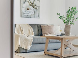 TV - Sanders Seaview - Modern 1 Bdr Apt (Chloraka)