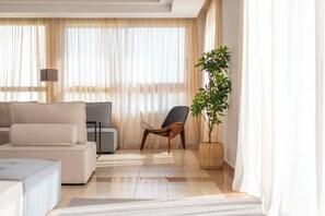 TV - Sanders Seaview - Bright 1 Bdr Apt with Seaview (Chloraka)