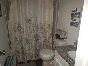 Haartrockner, Handtücher, Seife, Toilettenpapier