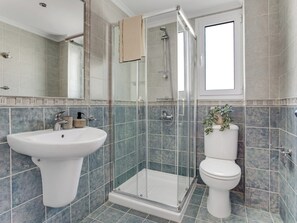 Bañera, secador de pelo y toallas