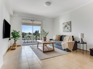 TV - Sanders Seaview - Comfy 1 Bdr Apt with Seaview (Chloraka)