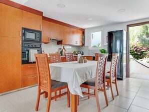 Dining - Sanders Seaview - Warm 2 Bdr Apt with Seaview (Chloraka)