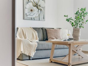 TV - Sanders Seaview - Trendy 1 Bdr Apt with Seaview (Chloraka)