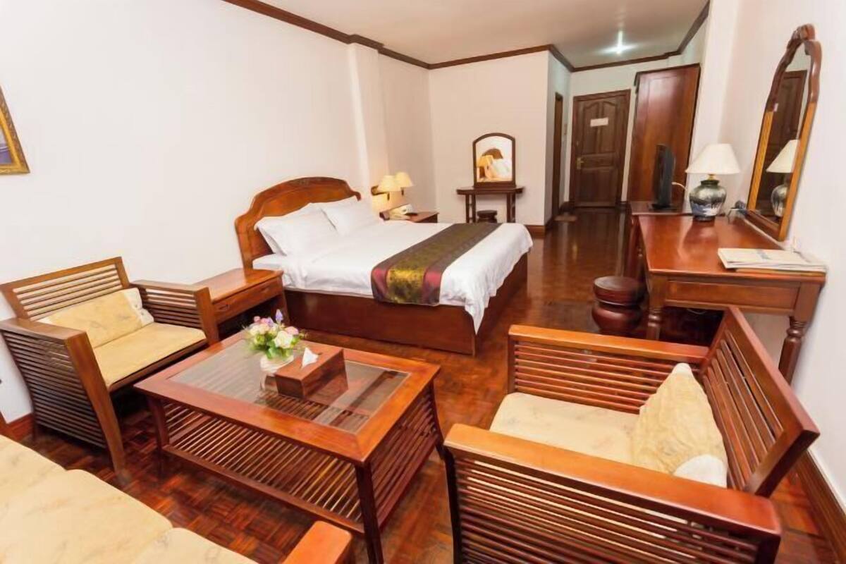 Premium bedding, desk, free WiFi