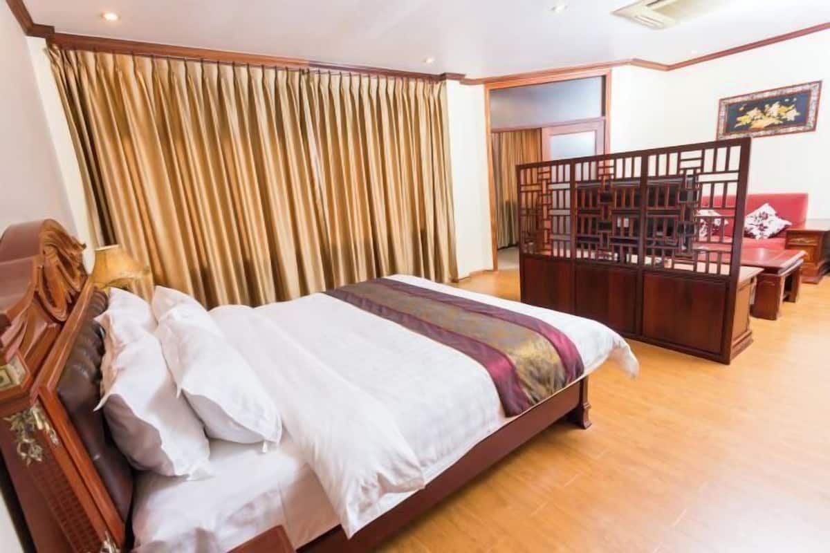 Premium bedding, desk, free WiFi