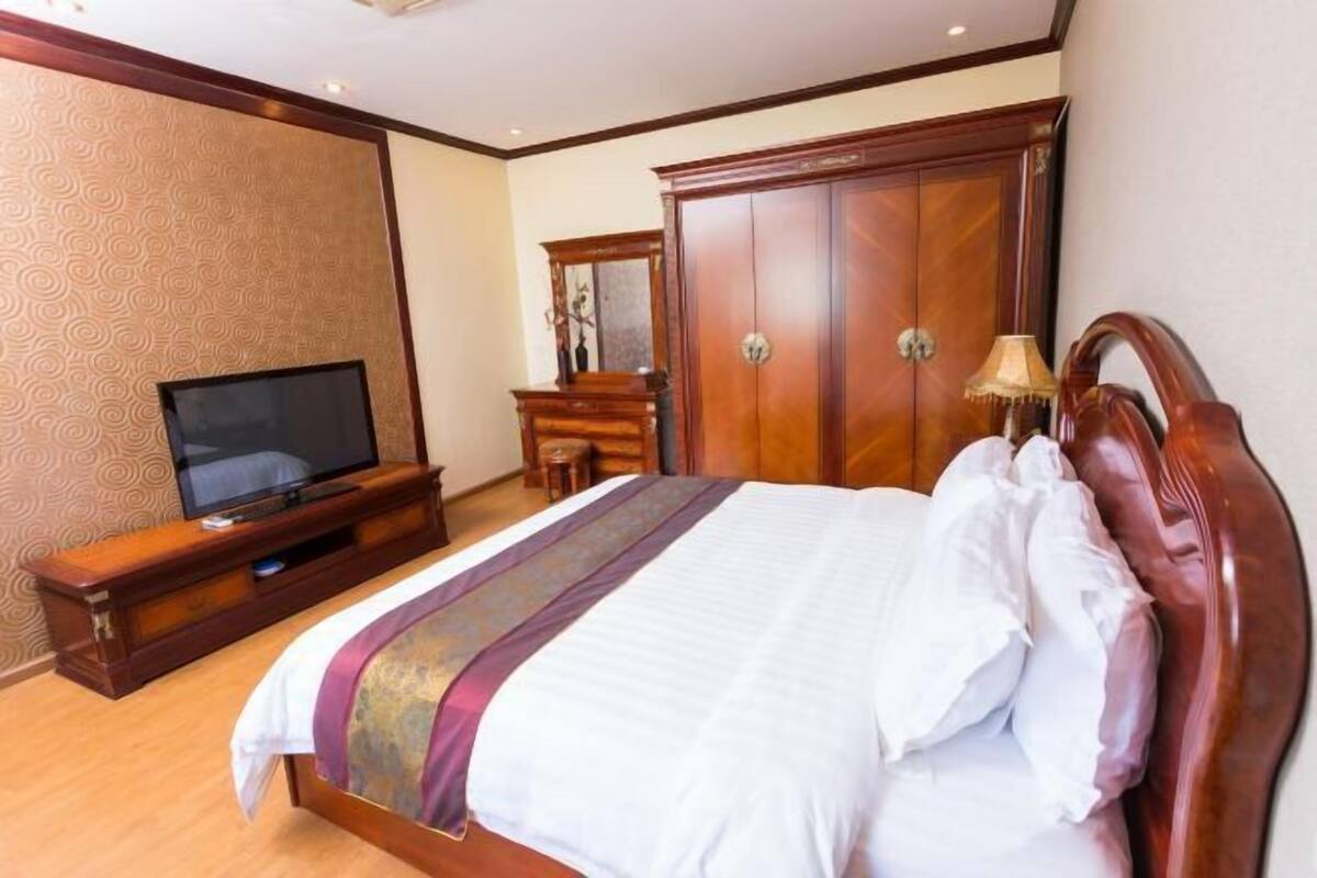 Premium bedding, desk, free WiFi