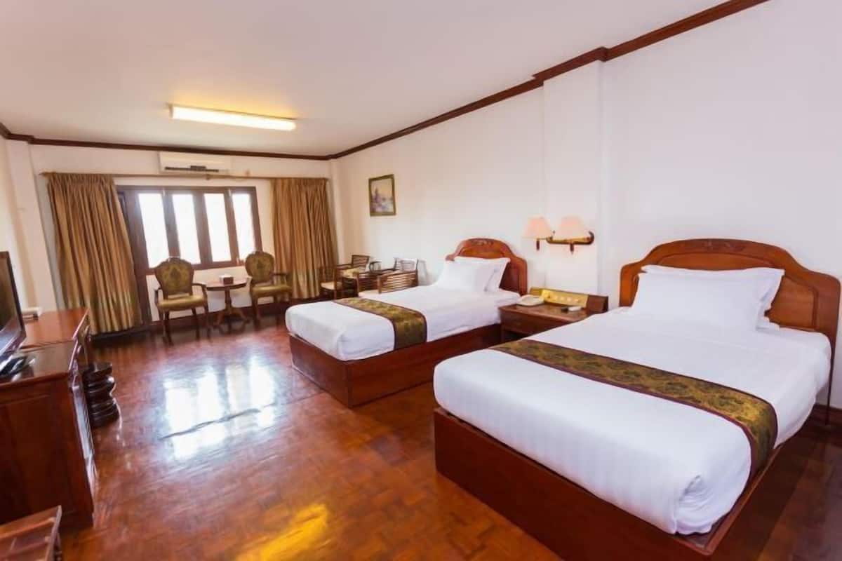 Premium bedding, desk, free WiFi
