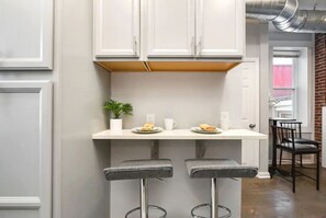 Dining - Three Private Units, Near Stadiums, Free Parking (Pittsburgh)