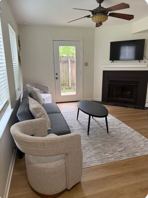 Smart TV, fireplace