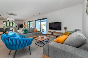 TV - NEW Luxury 5BR Villa | Casa Graziano by Bocobay (Tanki Leendert)