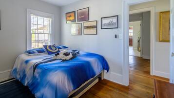 3 habitaciones, escritorio y tabla de planchar con plancha