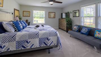 3 makuuhuonetta, työpöytä, silitysrauta/-lauta, vauvan matkasänky