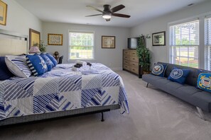 3 makuuhuonetta, työpöytä, silitysrauta/-lauta, vauvan matkasänky