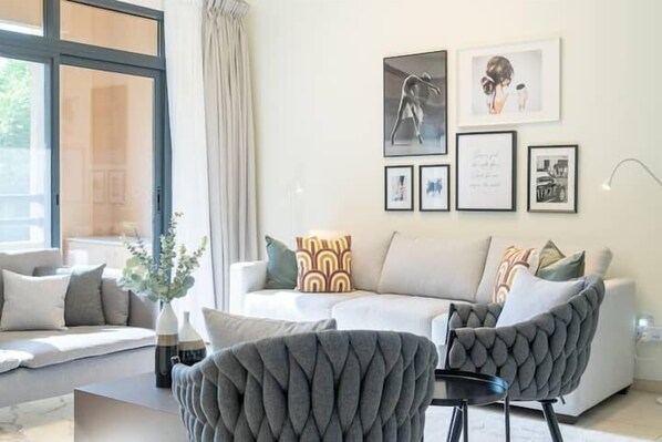 Appartement Familial | Coin séjour | TV connectée de 65 pouces avec chaînes par câble