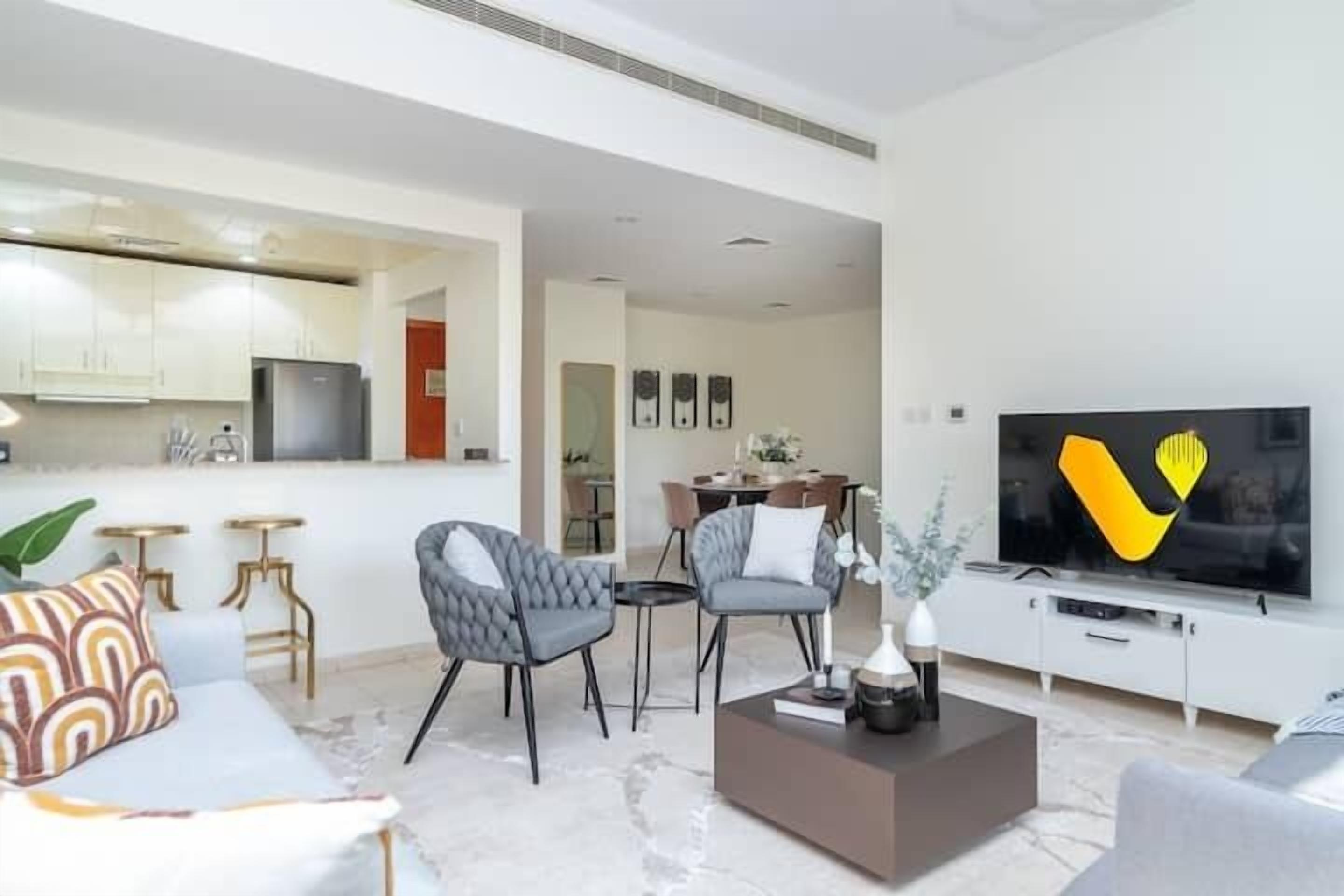 Apartamento família | Área de estar | Smart TV 65 polegadas com canais a cabo