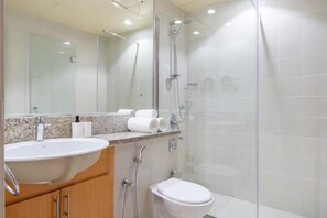 Family Apartment | Bathroom | Hair dryer, slippers, towels - Vogue | The Greens near Emirates Mall | Ski Dubai (Dubai)