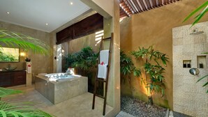A modern bathroom with a freestanding bathtub, a large mirror, and a wooden ladder. - Villa Kalimaya (Seminyak)