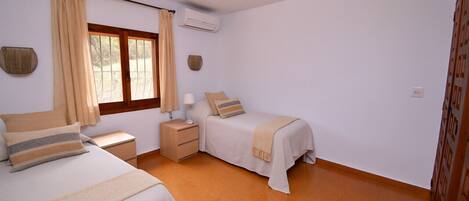 3 chambres, fer et planche à repasser, Wi-Fi gratuit, draps fournis