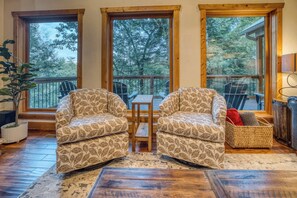 Televisión, chimenea y oficina 