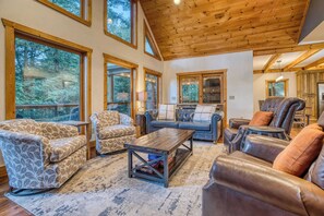 Télévision, cheminée, espaces bureaux