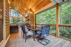 Outdoor dining - Hemlock Hideout - Game room, hot tub, creek access (Blue Ridge)